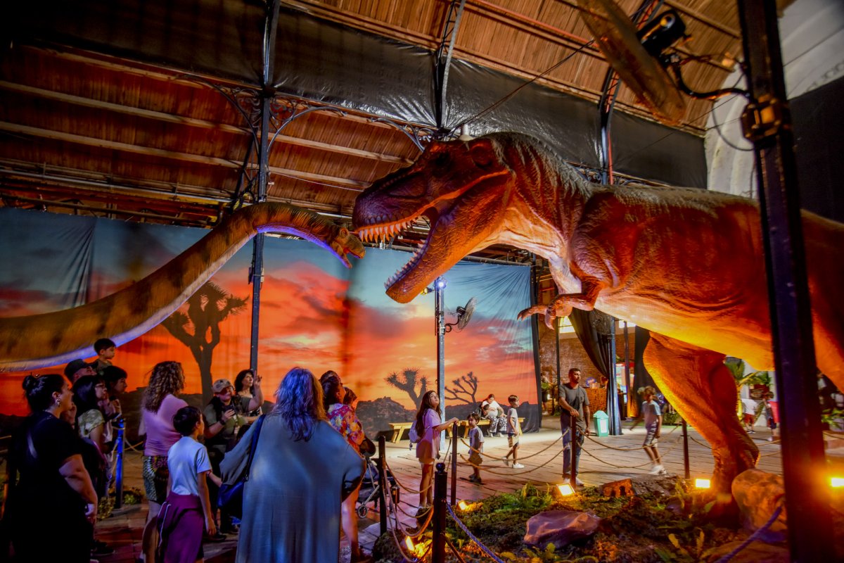 Imagen de La ciudad recibe la muestra más grande de dinosaurios en los Galpones del Puerto