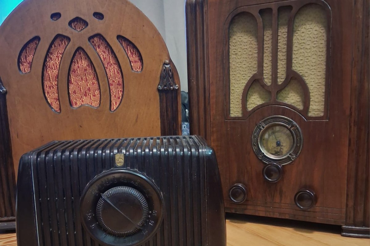 Imagen de El Museo de la Memoria Popular inaugura una muestra de radios antiguas en Casa De Deken
